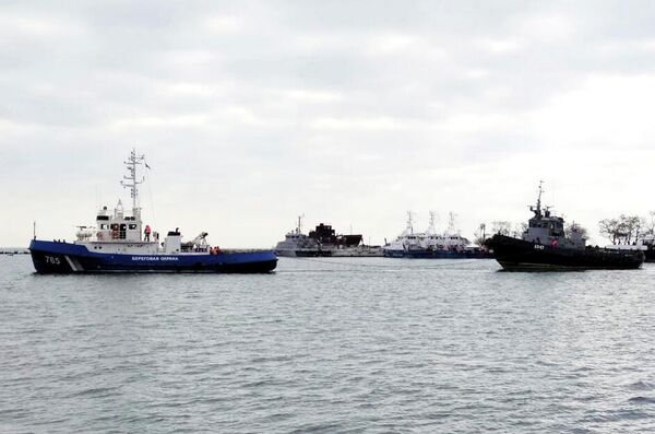 Задержанные корабли ВМСУ буксируют из Керчи Задержанные корабли ВМСУ буксируют из Керчи