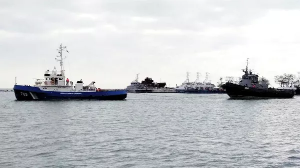 Задержанные корабли ВМСУ буксируют из Керчи 