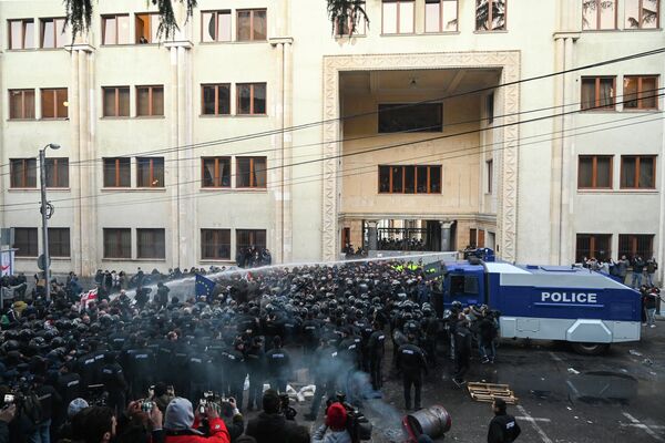 Сотрудники грузинского спецназа разгоняют акцию оппозиционеров у здания парламента Грузии Сотрудники грузинского спецназа разгоняют акцию оппозиционеров у здания парламента Грузии