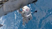 Астронавт во время выхода в открытый космос на МКС