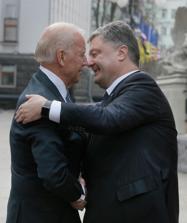 Президент Украины Петр Порошенко и вице-президент США Джо Байден во время встречи в Киеве, 7 декабря 2015 года Президент Украины Петр Порошенко и вице-президент США Джо Байден во время встречи в Киеве, 7 декабря 2015 года