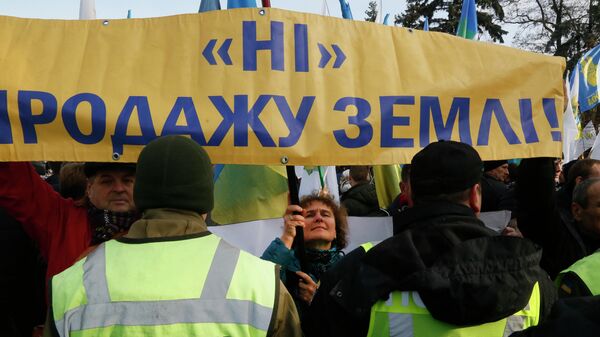 Митинг против земельной реформы перед зданием парламента в Киеве, 12 ноября 2019 Митинг против земельной реформы перед зданием парламента в Киеве, 12 ноября 2019