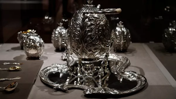 Чайно-кофейный сервиз, мастерская А. С. Брагина, на выставке Фаберже и придворные ювелиры Чайно-кофейный сервиз, мастерская А. С. Брагина, на выставке Фаберже и придворные ювелиры