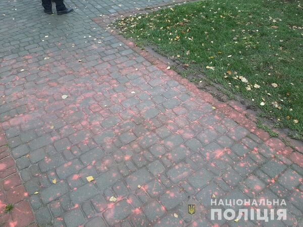 Краска возле памятника маршалу Георгию Жукову в Харькове Краска возле памятника маршалу Георгию Жукову в Харькове