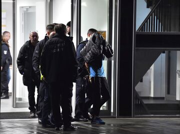 Задержание мужчины, напавшего на врача Фрица фон Вайцзеккер, в больнице в Берлине Задержание мужчины, напавшего на врача Фрица фон Вайцзеккер, в больнице в Берлине