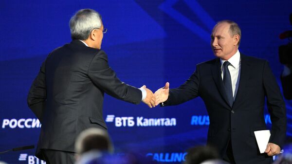 Президент РФ Владимир Путин и президент и управляющий директор фонда Шелкового пути Ван Яньчжи на форуме ВТБ Капитал Россия зовёт! Президент РФ Владимир Путин и президент и управляющий директор фонда Шелкового пути Ван Яньчжи на форуме ВТБ Капитал Россия зовёт!