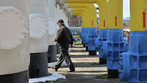 Рабочий на газовой станции рядом с городом Боярка на Украине