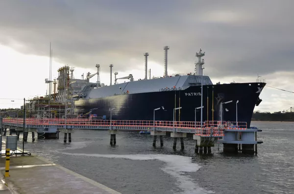 US Patris LPG δεξαμενόπλοιο στον τερματικό σταθμό LNG Swinoujscie στην Πολωνία