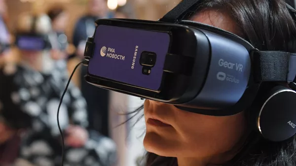 Девушка в очках виртуальной реальности