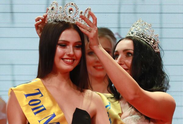 Победительница конкурса красоты Топ Модель России 2019 Полина Иванова (слева) на церемонии награждения Победительница конкурса красоты Топ Модель России 2019 Полина Иванова (слева) на церемонии награждения