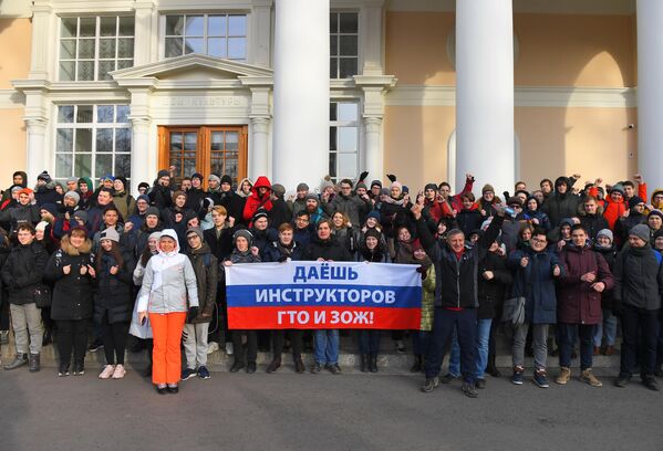 Участники акции Человек идущий идут по маршруту: ВДНХ - главный ботанический сад имени Н.В. Цицина РАН - парк-усадьба Останкино Участники акции Человек идущий идут по маршруту: ВДНХ - главный ботанический сад имени Н.В. Цицина РАН - парк-усадьба Останкино