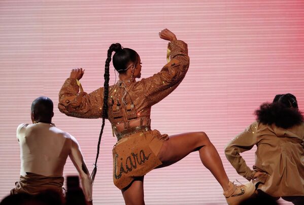 Сиара во время выступления на церемонии награждения American Music Awards 2019 Сиара во время выступления на церемонии награждения American Music Awards 2019