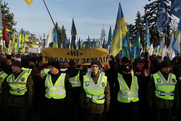 Митинг против земельной реформы перед зданием парламента в Киеве, 12 ноября 2019 Митинг против земельной реформы перед зданием парламента в Киеве, 12 ноября 2019