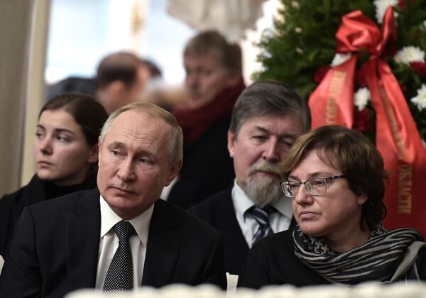 Президент РФ Владимир Путин на церемонии прощания с президентом Санкт-Петербургского государственного университета Людмилой Вербицкой Президент РФ Владимир Путин на церемонии прощания с президентом Санкт-Петербургского государственного университета Людмилой Вербицкой