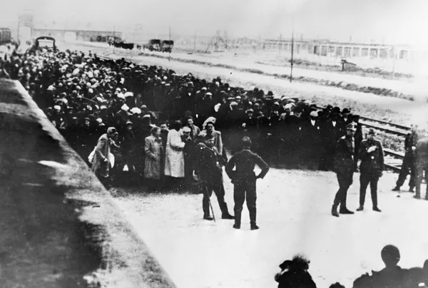 Первые заключенные транспортируются в Освенцим, созданный 27 апреля 1940 года по распоряжению Генриха Гиммлера