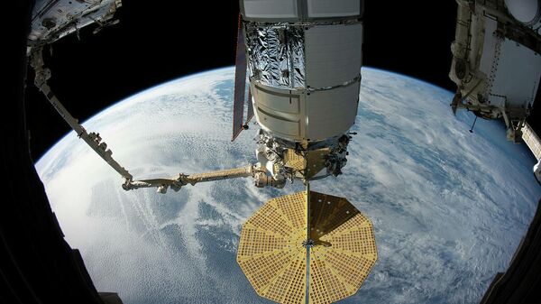 Американский космический грузовой корабль Cygnus захвачен роботизированной рукой Канадарм2 Американский космический грузовой корабль Cygnus захвачен роботизированной рукой Канадарм2