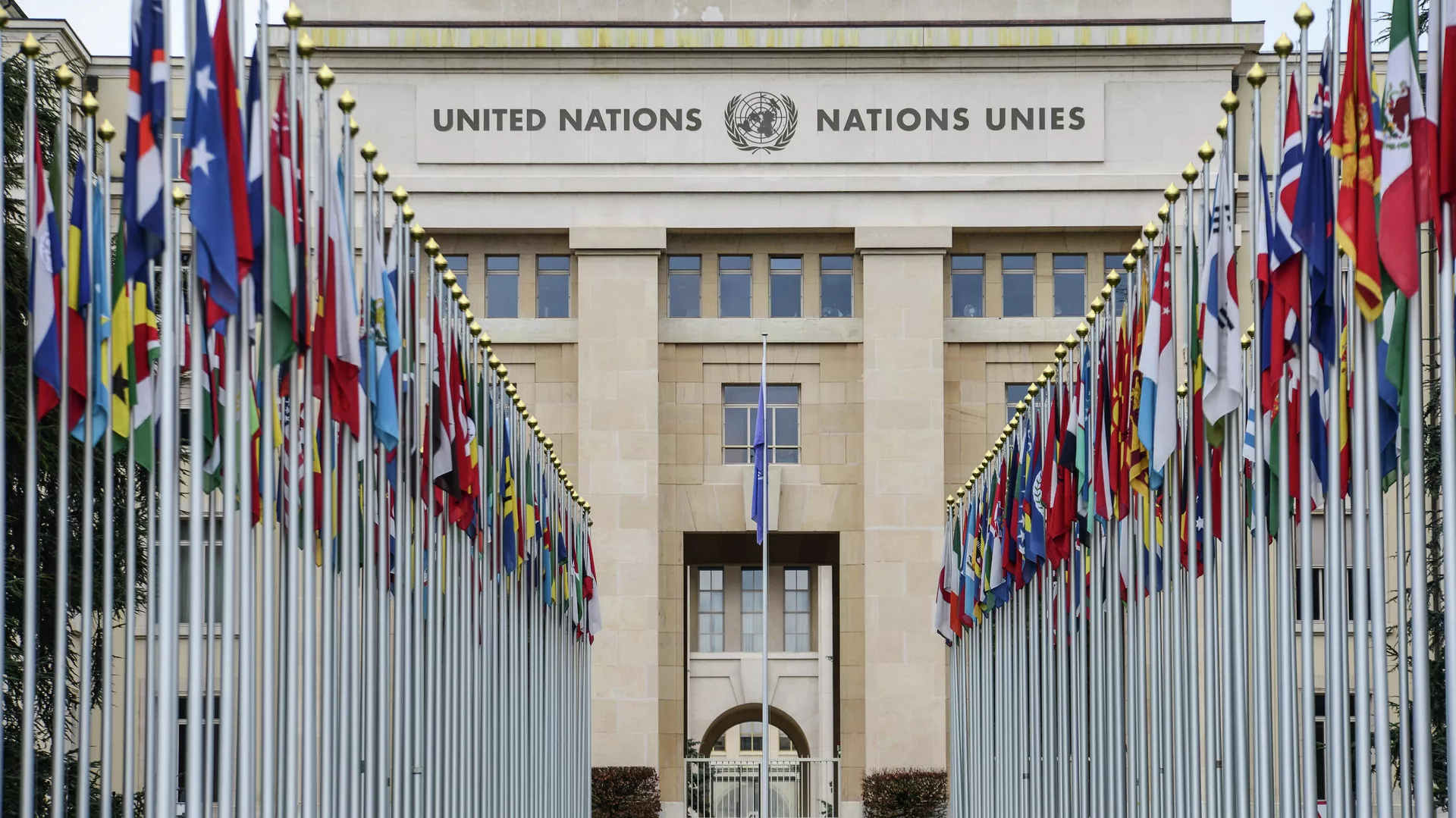 Аллея флагов возле здания ООН в Женеве - РИА Новости, 1920, 02.12.2020