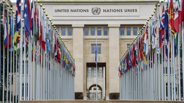 Аллея флагов возле здания ООН в Женеве