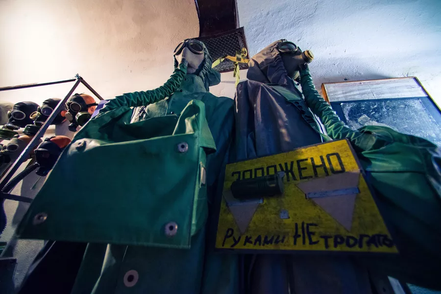 Образцы защитной экипировки в музее противоатомного убежища С-2, Севастополь Образцы защитной экипировки в музее противоатомного убежища С-2, Севастополь