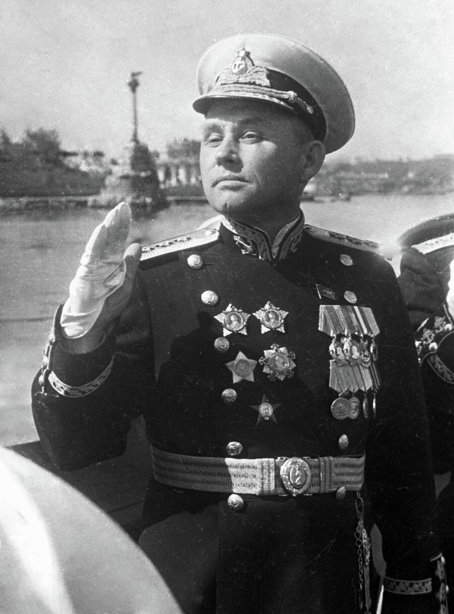 Адмирал Филипп Октябрьский на катере во время празднования Дня Военно-Морского Флота. Адмирал Филипп Октябрьский на катере во время празднования Дня Военно-Морского Флота.