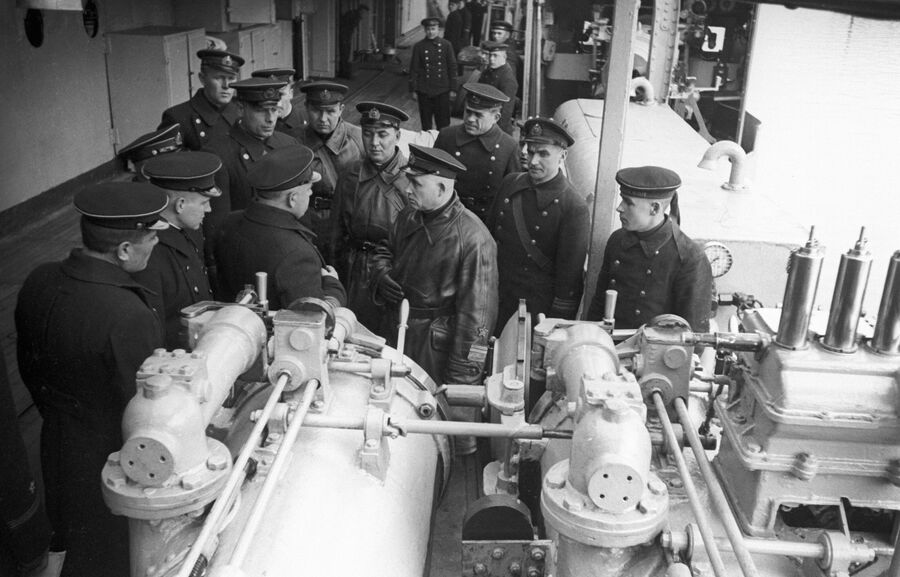 Командующий Черноморским флотом вице-адмирал Филипп Сергеевич Октябрьский(в центре) беседует с командным составом на одном из военных кораблей Черноморского флота. Великая Отечественная война. Командующий Черноморским флотом вице-адмирал Филипп Сергеевич Октябрьский(в центре) беседует с командным составом на одном из военных кораблей Черноморского флота. Великая Отечественная война.