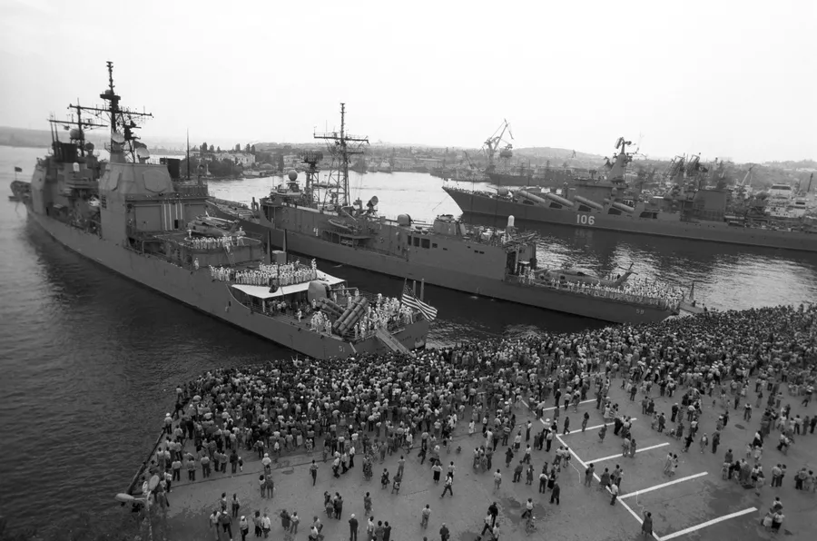Военные корабли ВМФ США — ракетный крейсер Томас С. Гейтс и фрегат Кауфман — прибыли на главную базу Черноморского флота ВМФ СССР. Военные корабли ВМФ США — ракетный крейсер Томас С. Гейтс и фрегат Кауфман — прибыли на главную базу Черноморского флота ВМФ СССР.