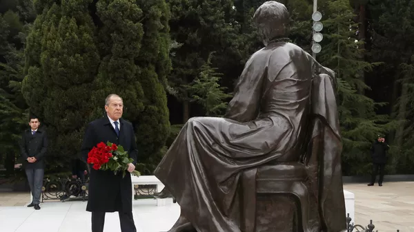 Министр иностранных дел РФ Сергей Лавров во время возложения цветов к мемориалу Гейдара Алиева в Баку