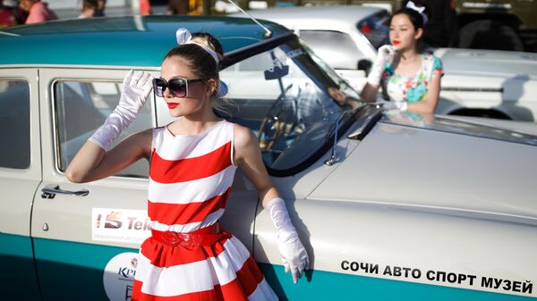 Девушки фотографируются возле автомобиля ГАЗ-21 Волга Девушки фотографируются возле автомобиля ГАЗ-21 Волга