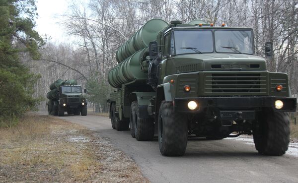 Зенитно-ракетный дивизион С-300ПМ2 на марше Зенитно-ракетный дивизион С-300ПМ2 на марше