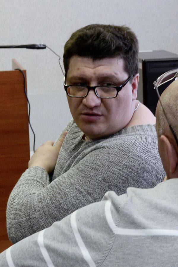 Арт-директор клуба Хромая лошадь Олег Феткулов, приговоренный к 6 годам колонии общего режима, в зале Ленинского районного суда Перми во время оглашения приговора обвиняемым по делу о пожаре в клубе в декабре 2009 года Арт-директор клуба Хромая лошадь Олег Феткулов, приговоренный к 6 годам колонии общего режима, в зале Ленинского районного суда Перми во время оглашения приговора обвиняемым по делу о пожаре в клубе в декабре 2009 года