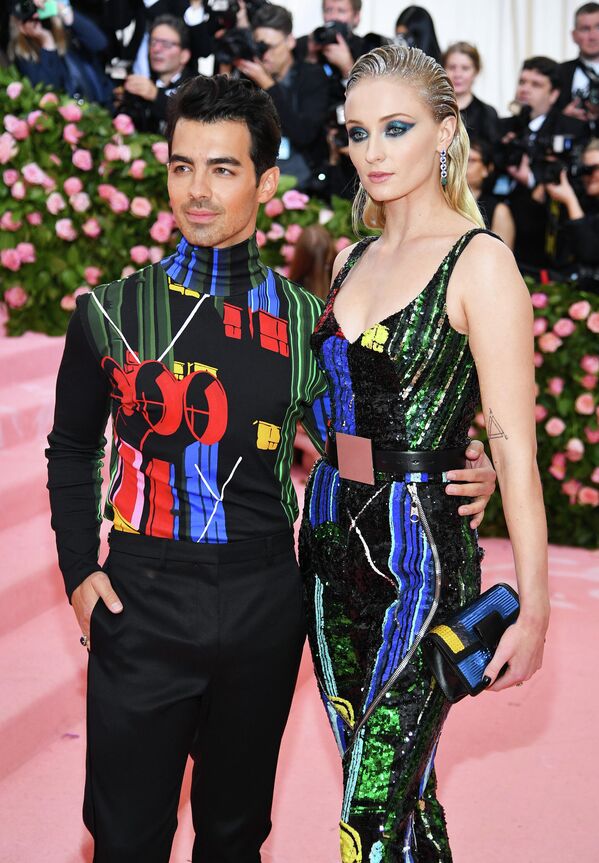 Джо Джонас и Софи Тернер на Met Gala в Нью-Йорке Джо Джонас и Софи Тернер на Met Gala в Нью-Йорке