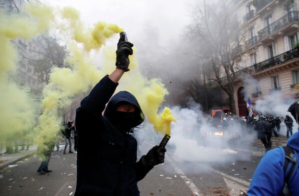Во время демонстрации против пенсионной реформы в Париже, Франция. 5 декабря 2019 Во время демонстрации против пенсионной реформы в Париже, Франция. 5 декабря 2019