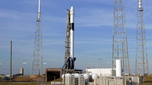 Ракета Falcon 9 на военно-воздушной станции мыса Канаверал Ракета Falcon 9 на военно-воздушной станции мыса Канаверал