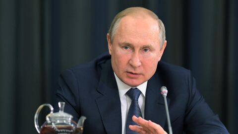 Президент РФ Владимир Путин во время встречи с представителями деловых кругов Германии Президент РФ Владимир Путин во время встречи с представителями деловых кругов Германии