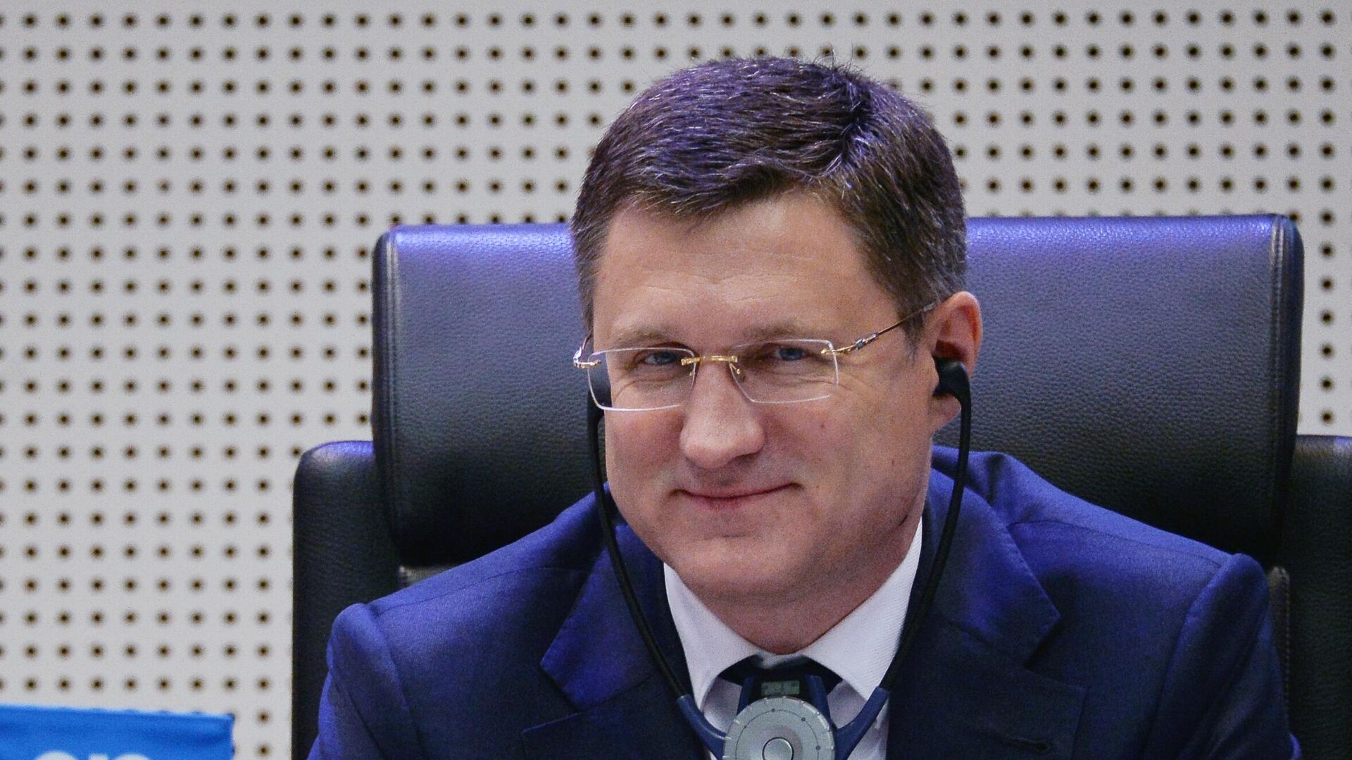 Министр энергетики РФ Александр Новак на заседании стран-участниц соглашения о сокращении добычи нефти ОПЕК+ в Вене Министр энергетики РФ Александр Новак на заседании стран-участниц соглашения о сокращении добычи нефти ОПЕК+ в Вене - РИА Новости, 1920, 11.10.2020