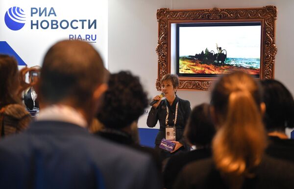 Главный хранитель Русского музея Ольга Бабина во время презентации проекта Музей исчезнувших картин на Международном культурном форуме в Санкт-Петербурге. Главный хранитель Русского музея Ольга Бабина во время презентации проекта Музей исчезнувших картин на Международном культурном форуме в Санкт-Петербурге.