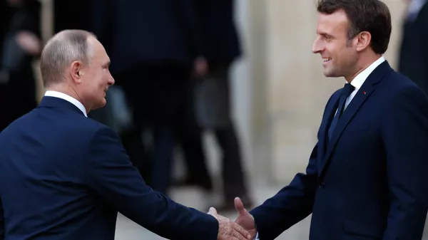 Президент РФ Владимир Путин и президент Франции Эммануэль Макрон в Елисейском дворце в Париже. 9 декабря 2019