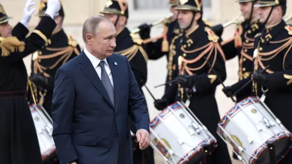 Президент РФ Владимир Путин на церемонии официальной встречи в Елисейском дворце