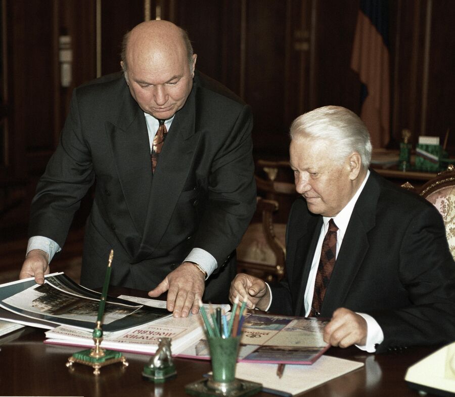 Встреча президента России Бориса Ельцина с мэром Москвы Юрием Лужковым. 1996 год Встреча президента России Бориса Ельцина с мэром Москвы Юрием Лужковым. 1996 год