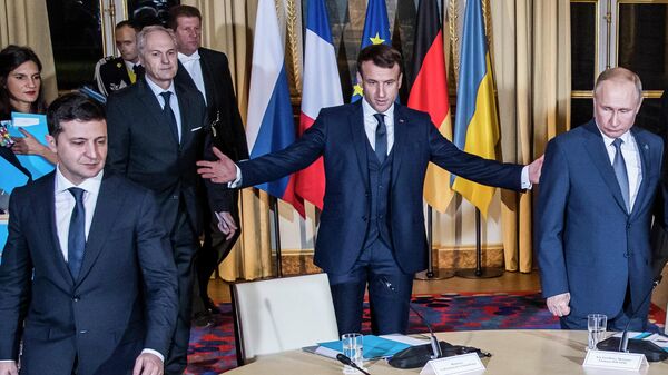Президент РФ Владимир Путин, президент Франции Эммануэль Макрон и президент Украины Владимир Зеленский во время встречи в Нормандском формате в Елисейском дворце Президент РФ Владимир Путин, президент Франции Эммануэль Макрон и президент Украины Владимир Зеленский во время встречи в Нормандском формате в Елисейском дворце