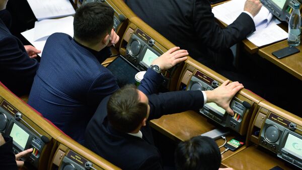Депутаты голосуют на заседании Верховной рады Украины в Киеве Депутаты голосуют на заседании Верховной рады Украины в Киеве