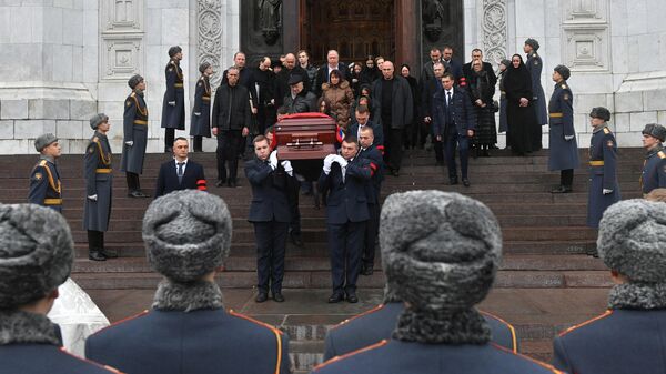 Вынос гроба с телом бывшего мэра Москвы Юрия Лужкова после церемонии прощания в храме Христа Спасителя в Москве Вынос гроба с телом бывшего мэра Москвы Юрия Лужкова после церемонии прощания в храме Христа Спасителя в Москве