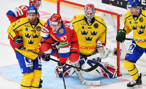 Хоккеисты сборных России и Швеции