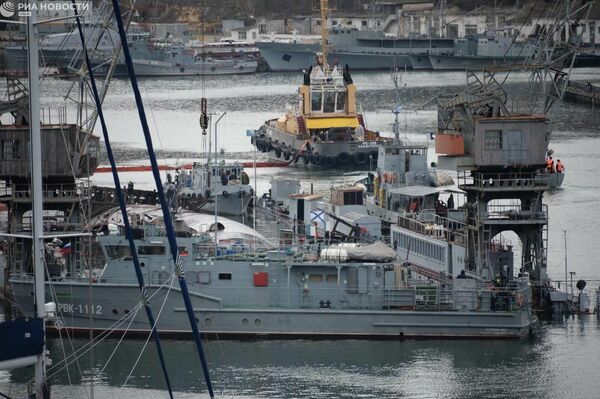 На месте затопления подводной лодки Б-380 и плавдока ПД-16 в Южной бухте Севастополя На месте затопления подводной лодки Б-380 и плавдока ПД-16 в Южной бухте Севастополя