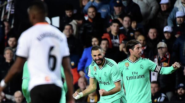 Футболисты Реала радуются забитому мячу