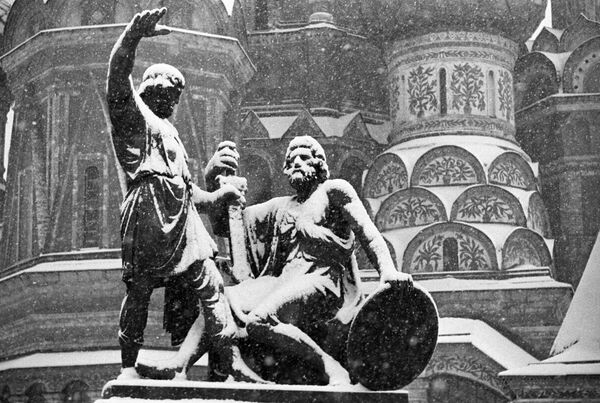 Памятник Козьме Минину и Дмитрию Пожарскому на Красной площади в Москве Памятник Козьме Минину и Дмитрию Пожарскому на Красной площади в Москве