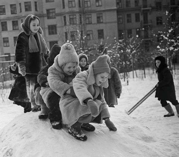 Воспитанники московского детского сада №1075 на прогулке Воспитанники московского детского сада №1075 на прогулке