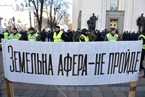 Плакат участников митинга против продажи земли возле здания возле Верховной Рады в Киеве