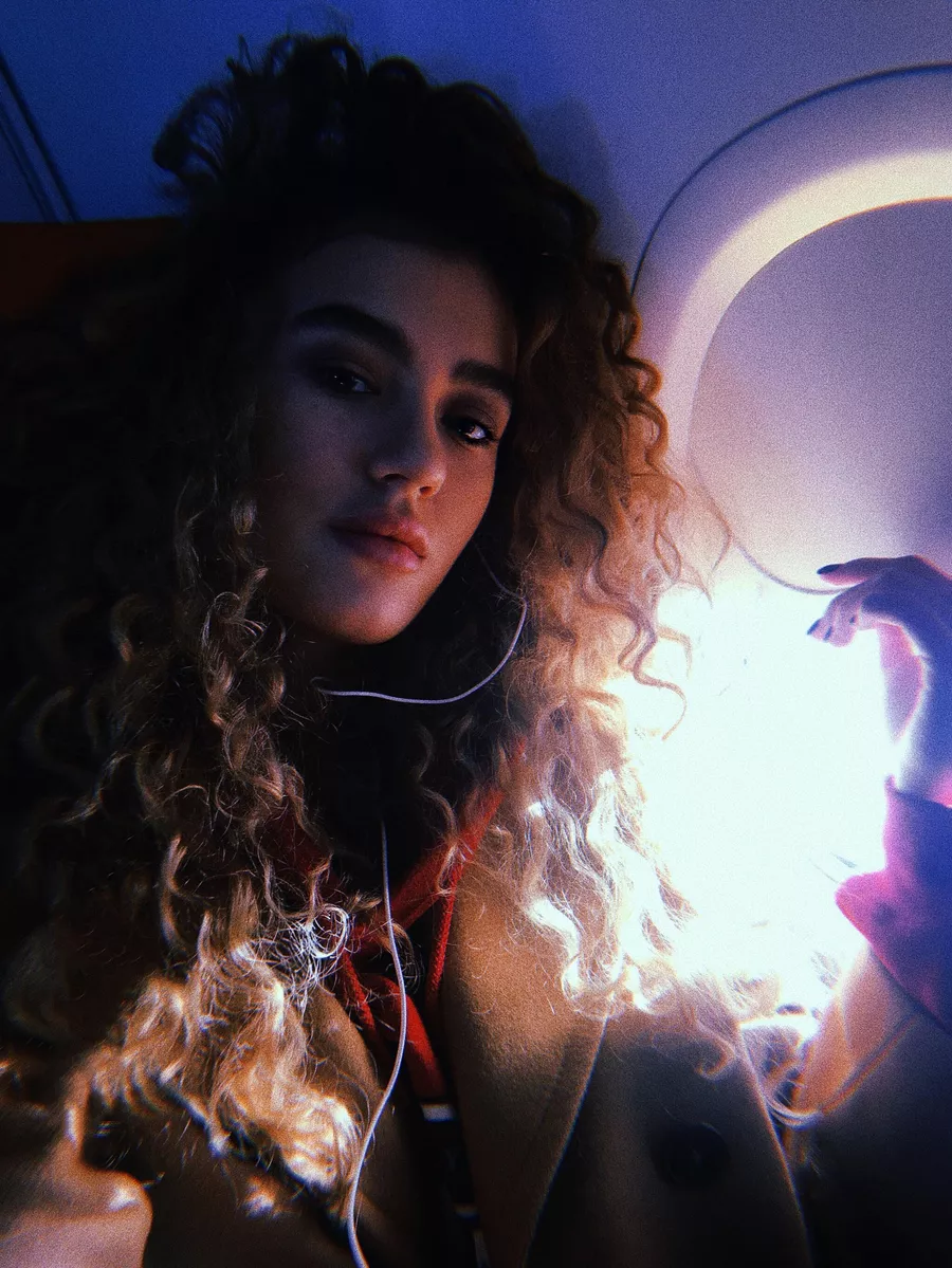 Ульяна Синецкая в самолете