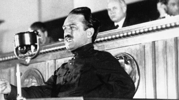 Народный комиссар пищевой промышленности СССР Анастас Иванович Микоян выступает на Первом Всесоюзном совещании стахановцев в Кремле. 1935 год Народный комиссар пищевой промышленности СССР Анастас Иванович Микоян выступает на Первом Всесоюзном совещании стахановцев в Кремле. 1935 год